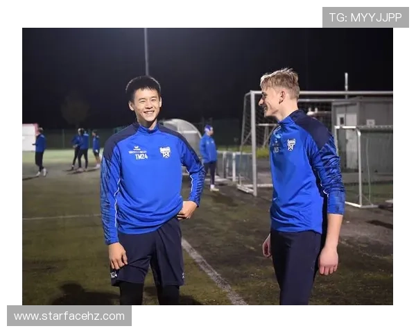 与足球明星亲密合照的女孩们展现青春魅力与梦想追逐的瞬间